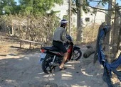 Người dân 'xé rào' ra vào khu cách ly thôn Văn Lâm 3