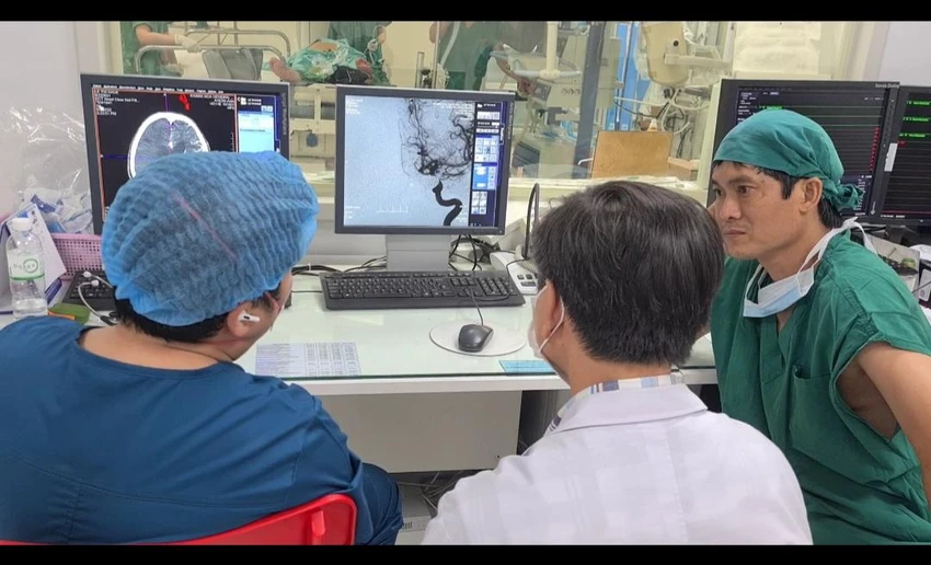 Các bác sĩ đang theo dõi túi phình động mạch cảnh, đoạn xoang hang. Ảnh: BVCC Các bác sĩ đang theo dõi túi phình động mạch cảnh, đoạn xoang hang. Ảnh: BVCC