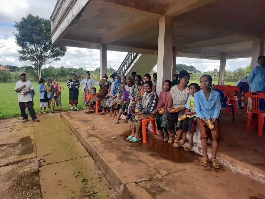 Biết tin có đoàn bác sĩ Việt Nam đến khám bệnh miễn phí, bà con trong bản đã tới từ rất sớm chờ tới lượt. Ảnh: TRẦN NGỌC Biết tin có đoàn bác sĩ Việt Nam đến khám bệnh miễn phí, bà con trong bản đã tới từ rất sớm chờ tới lượt. Ảnh: TRẦN NGỌC