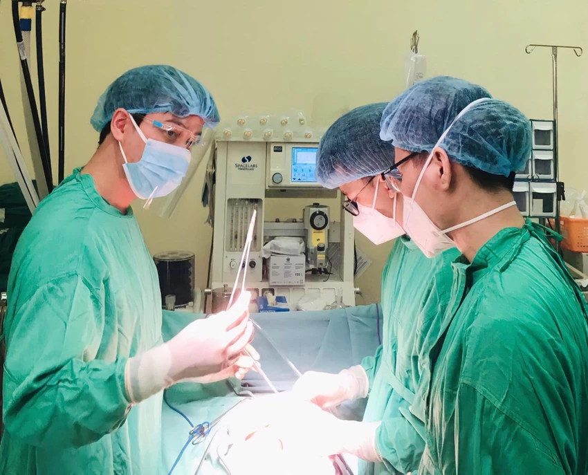 BS Hà Hải Nam (bìa trái) trong một ca phẫu thuật cho bệnh nhân ung thư. Ảnh: BS BS Hà Hải Nam (bìa trái) trong một ca phẫu thuật cho bệnh nhân ung thư. Ảnh: BS