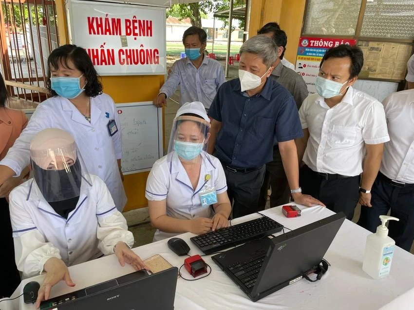 Thứ trưởng Bộ Y tế Nguyễn Trường Sơn đang kiểm tra công tác phòng chống COVID-19 tại Trung tâm Y tế huyện An Phú (An Giang) năm 2021. Ảnh: HOÀNG LAN