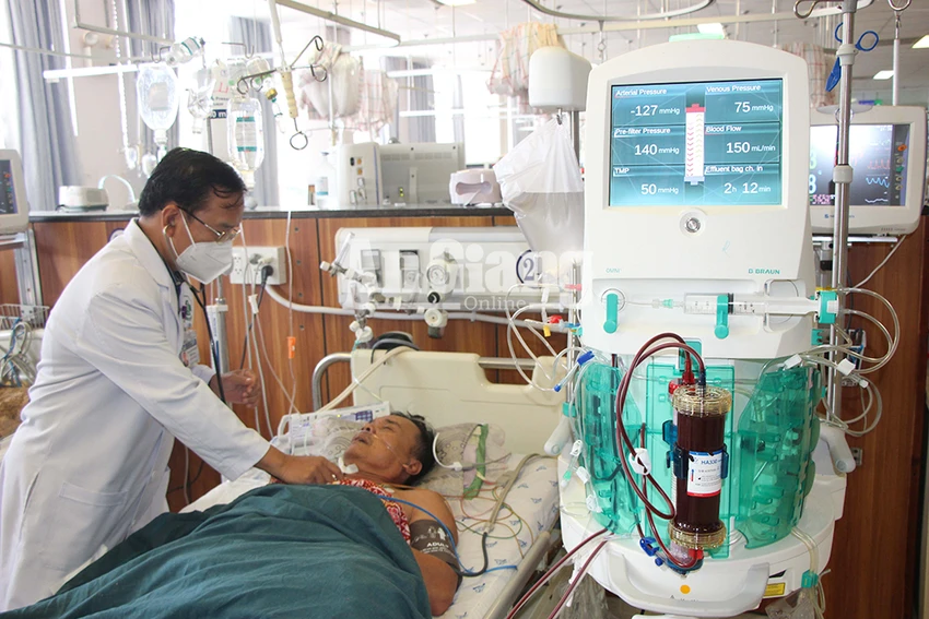 Bác sĩ đang khám cho một bệnh nhân trong vụ ngộ độc. Ảnh: Báo An Giang Bác sĩ đang khám cho một bệnh nhân trong vụ ngộ độc. Ảnh: Báo An Giang