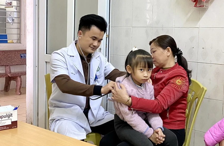 BS Hải đang khám cho một bệnh nhi. Ảnh: TÂM AN BS Hải đang khám cho một bệnh nhi. Ảnh: TÂM AN