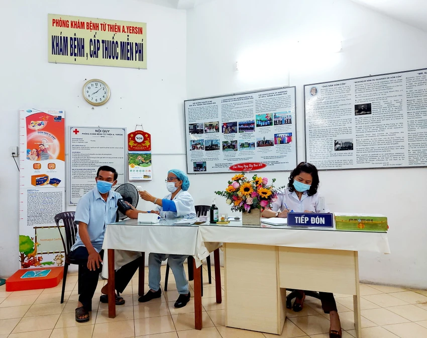 Phòng khám bệnh từ thiện A. Yersin đã hoạt động suốt 30 năm qua, khám và phát thuốc cho rất nhiều người. Ảnh: CHẾ DIỄM TRÂM Phòng khám bệnh từ thiện A. Yersin đã hoạt động suốt 30 năm qua, khám và phát thuốc cho rất nhiều người. Ảnh: CHẾ DIỄM TRÂM