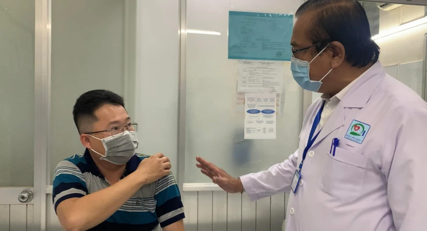 Bác sĩ Nguyễn Thành Tâm thăm khám sức khỏe cho bệnh nhân bị thương trong vụ cây xanh bật gốc ở Trường THCS Trần Văn Ơn, quận 1, TP.HCM. Ảnh: HOÀNG LAN