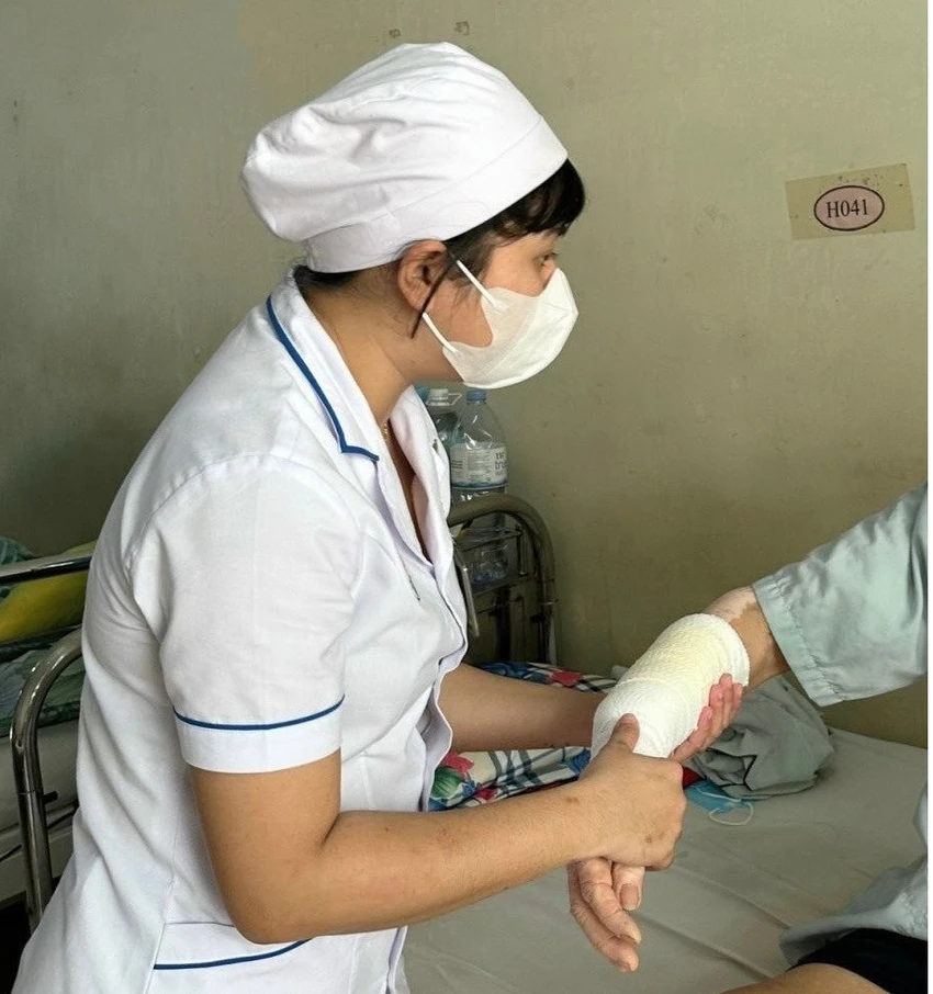 Cụ ông bị chó cắn sau khi vào bệnh viện được băng bó, chăm sóc. Ảnh: Công Thi