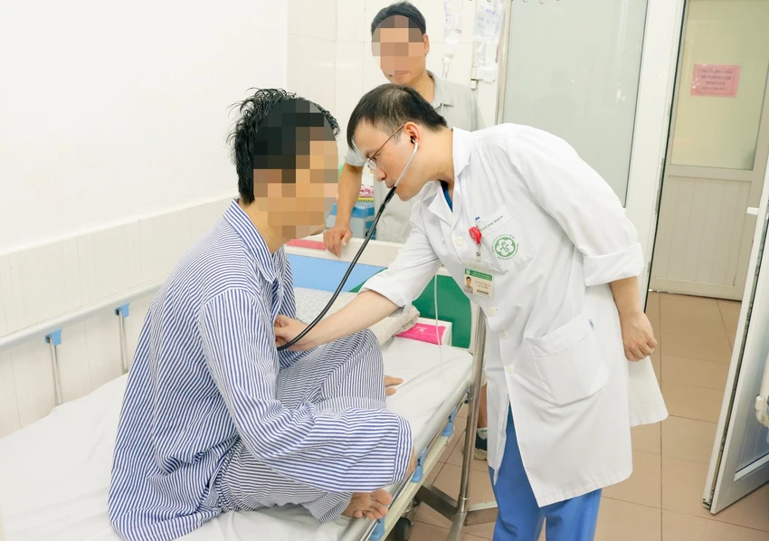 Bác sĩ thăm khám cho bệnh nhân trước khi được xuất viện. Ảnh: BỆNH VIỆN BẠCH MAI Bác sĩ thăm khám cho bệnh nhân trước khi được xuất viện. Ảnh: BỆNH VIỆN BẠCH MAI