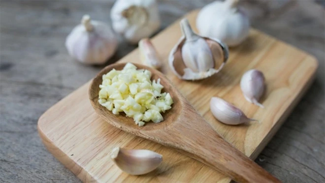 Tác dụng cơ bản của tỏi chủ yếu đến từ allicin. Khi tỏi được băm nhuyễn, enzyme trong tỏi bị kích hoạt sẽ kích thích alliinn hình thành allicin. (Ảnh minh họa) Tác dụng cơ bản của tỏi chủ yếu đến từ allicin. Khi tỏi được băm nhuyễn, enzyme trong tỏi bị kích hoạt sẽ kích thích alliinn hình thành allicin. (Ảnh minh họa)