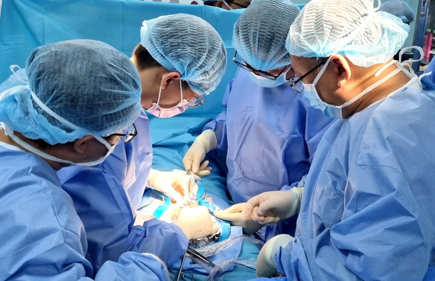 Bác sĩ BV Bình Dân đang phẫu thuật điều trị cho một bệnh nhân bị rối loạn cương do chấn thương khung chậu. Ảnh: TRẦN NGỌC