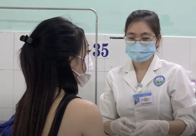 ThS-BS Lê Thảo Hiền đang khám vùng ngực bị áp xe của chị H do tiêm filler. Ảnh: BVCC ThS-BS Lê Thảo Hiền đang khám vùng ngực bị áp xe của chị H do tiêm filler. Ảnh: BVCC