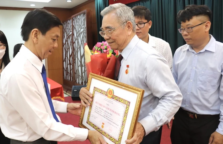 Các đồng chí nhận Huy hiệu 50 năm tuổi Đảng. Ảnh: TRẦN MINH Các đồng chí nhận Huy hiệu 50 năm tuổi Đảng. Ảnh: TRẦN MINH