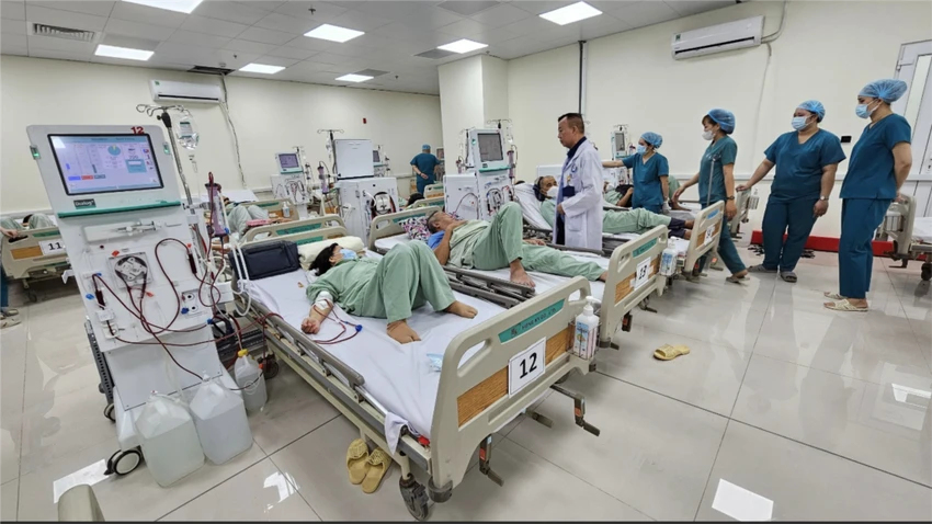Bệnh nhân đang chạy thận nhân tạo tại cơ sở mới của Bệnh viện Đa khoa khu vực Hóc Môn