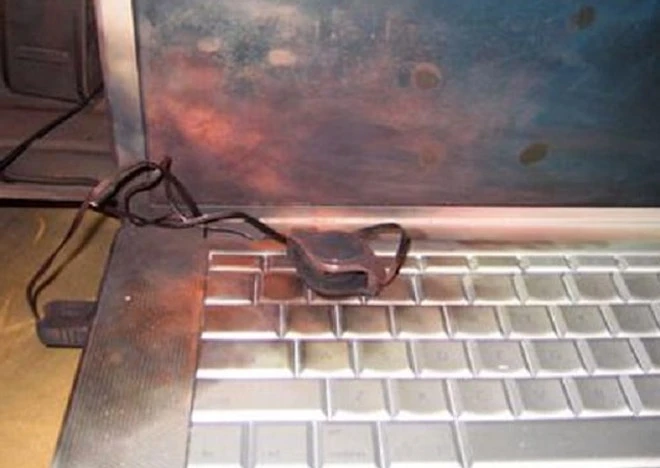 laptop phát nổ khiến bé 8 tuổi bị bỏng