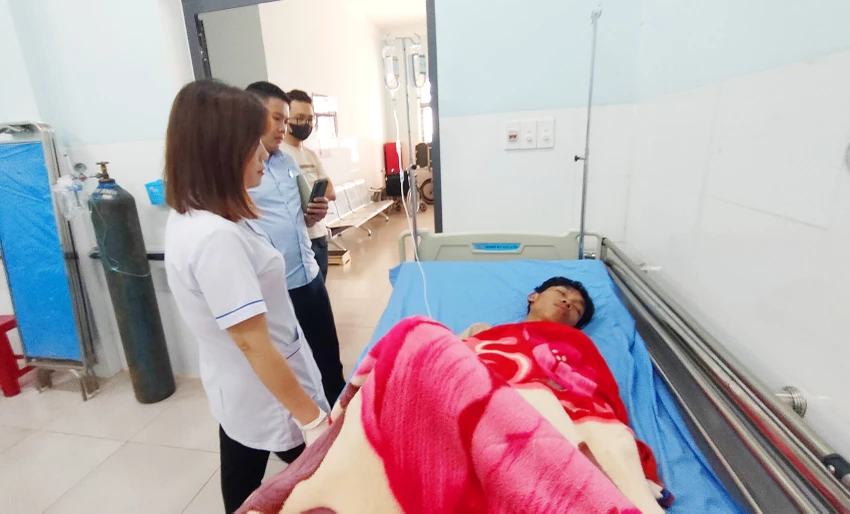 Bệnh nhân bị mắc kẹt giữa sông đang được điều trị tại Trung tâm Y tế huyện Mang Yang. Ảnh: LK