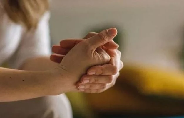 Bẻ khớp ngón tay liên tục, lâu ngày sẽ làm tăng nguy cơ tổn thường khớp