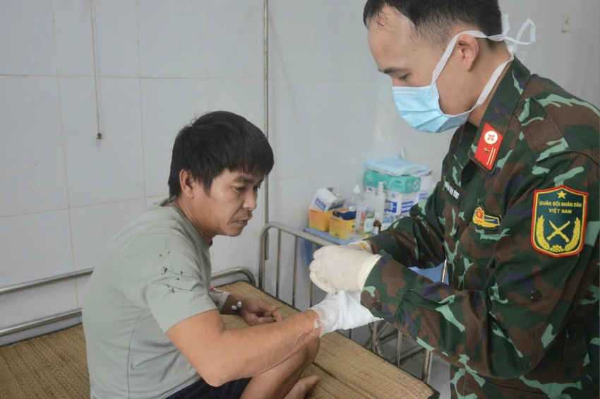 ngư dân bị máy xay đá cuốn dập bàn tay phải