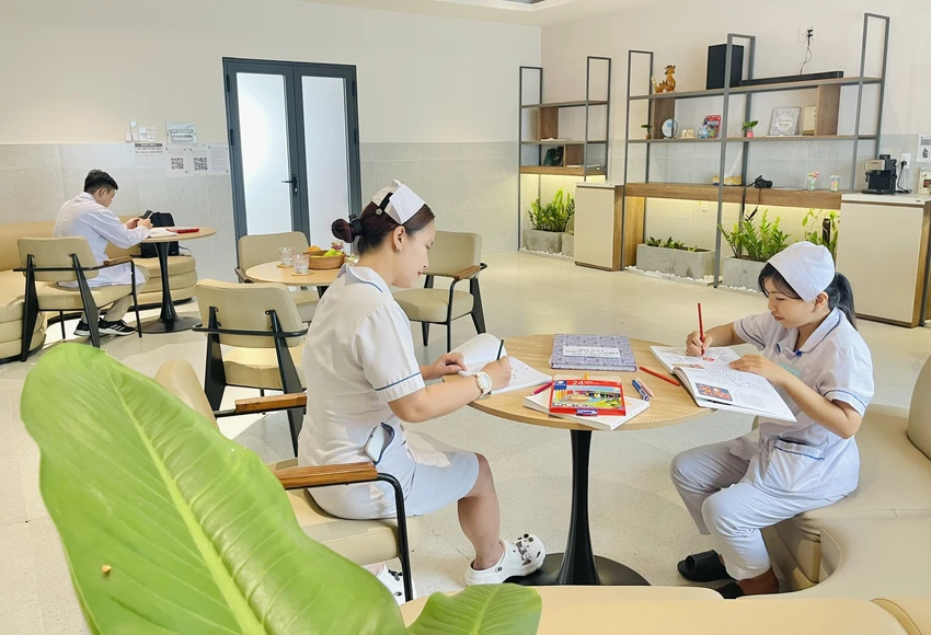 Cần có chính sách đặc thù cho nhân viên y tế