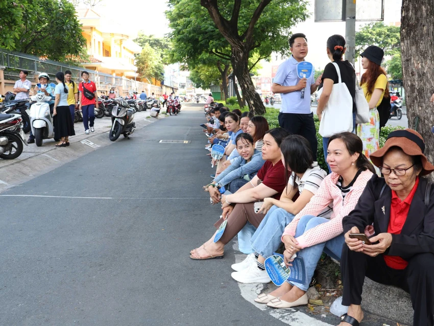 long vu thi lop 10.jpg