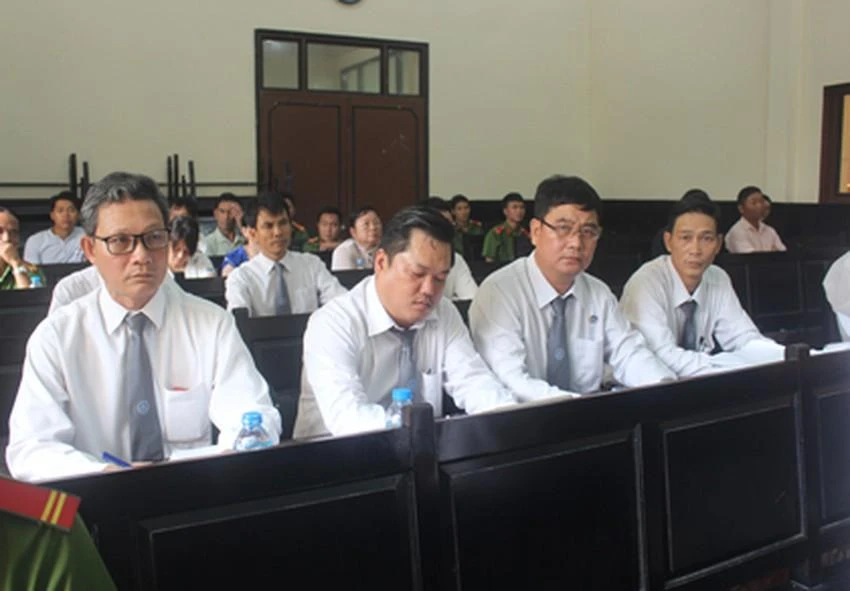 Các luật sư tại phiên tòa sơ thẩm (lần ba) xét xử bị cáo Trần Thị Tuyết (Tiền Giang) về tội lạm dụng tín nhiệm chiếm đoạt tài sản. Ảnh chỉ có tính chất minh họa, không liên quan đến nội dung bài viết. Ảnh: ĐÔNG HÀ Các luật sư tại phiên tòa sơ thẩm (lần ba) xét xử bị cáo Trần Thị Tuyết (Tiền Giang) về tội lạm dụng tín nhiệm chiếm đoạt tài sản. Ảnh chỉ có tính chất minh họa, không liên quan đến nội dung bài viết. Ảnh: ĐÔNG HÀ