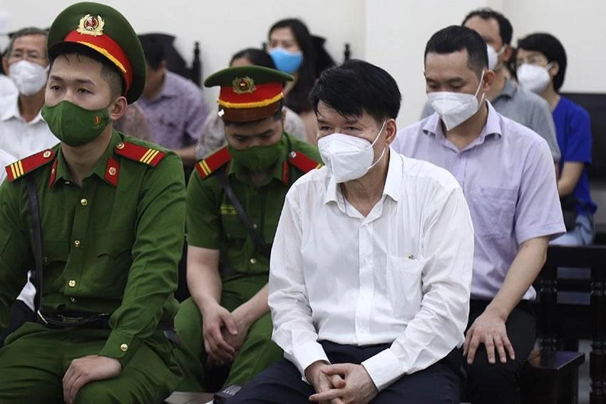 Sau khi "nhận nốt trách nhiệm", cựu thứ trưởng Bộ Y tế Trương Quốc Cường được VKS đề nghị mức án lại từ 4-5 năm tù, thay vì từ 7-8 năm tù như trước; và HĐXX sau đó đã tuyên phạt ông Cường chỉ 4 năm tù. Ảnh: UYÊN TRANG