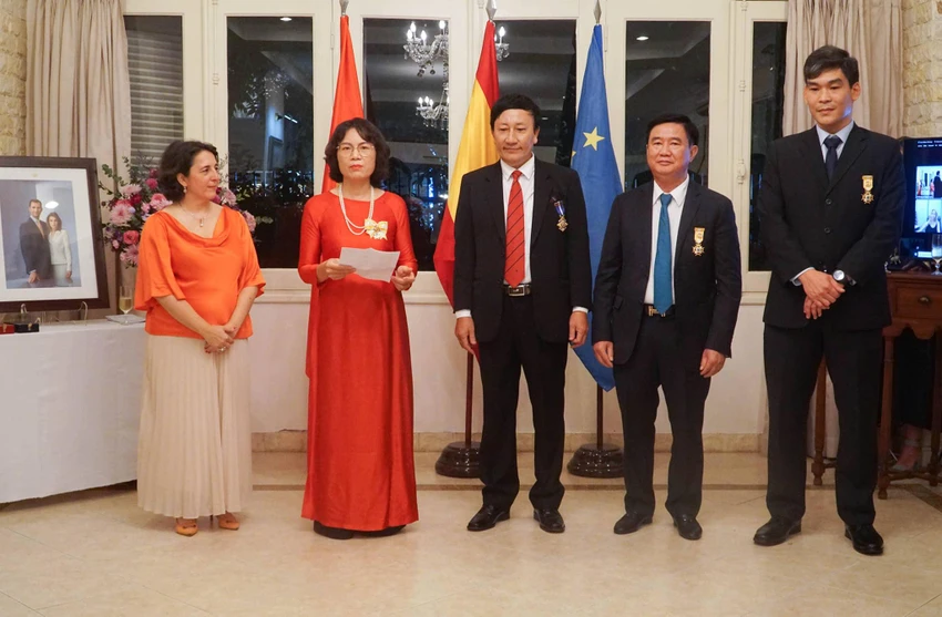 Bốn công dân Việt Nam, trong đó có ông Huỳnh Văn Hạnh - Giám đốc Sở Tư pháp TP.HCM được Đại sứ Tây Ban Nha tại Việt Nam tổ chức trao tặng huân chương Nữ hoàng Isabel La Catolica của Tây Ban Nha và huân chương Công trạng dân sự. Ảnh: PH Bốn công dân Việt Nam, trong đó có ông Huỳnh Văn Hạnh - Giám đốc Sở Tư pháp TP.HCM được Đại sứ Tây Ban Nha tại Việt Nam tổ chức trao tặng huân chương Nữ hoàng Isabel La Catolica của Tây Ban Nha và huân chương Công trạng dân sự. Ảnh: PH