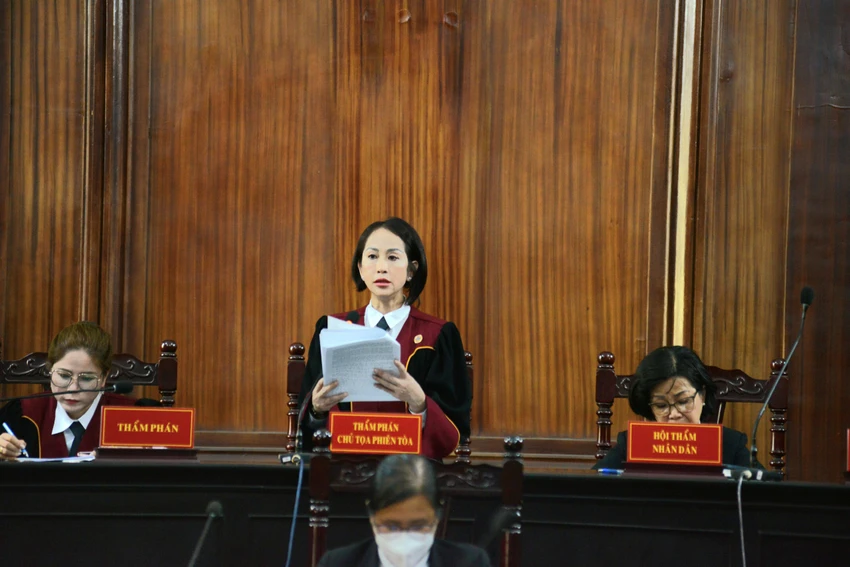 Thẩm phán Hoàng Thị Bích Duyên tuyên án đối với 16 bị cáo trong vụ án truy sát Quân xa lộ. Ảnh: HĐ Thẩm phán Hoàng Thị Bích Duyên tuyên án đối với 16 bị cáo trong vụ án truy sát Quân xa lộ. Ảnh: HĐ