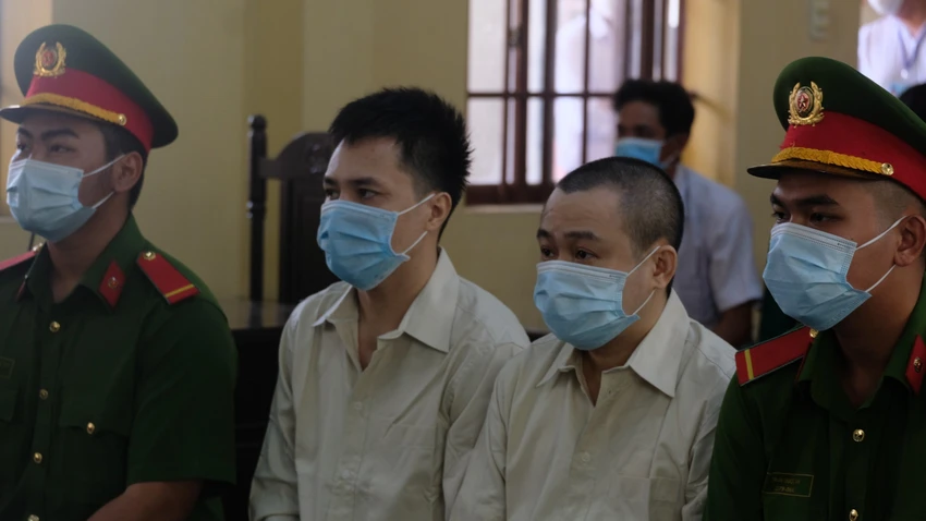 Bị cáo - diễn viên hài Hữu Tín (tóc ngắn) tại tòa. Ảnh: S. MAI