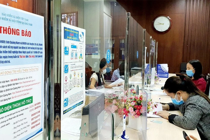 Người lao động làm các thủ tục hưởng lương hưu tại cơ quan BHXH. Ảnh: V.LONG Người lao động làm các thủ tục hưởng lương hưu tại cơ quan BHXH. Ảnh: V.LONG