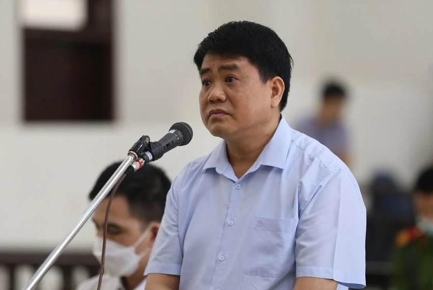 Cựu chủ tịch Nguyễn Đức Chung tại phiên tòa xét xử vụ án liên quan đến việc mua chế phẩm Redoxy-3C để xử lý ô nhiễm nguồn nước trên địa bàn Thủ đô. Ảnh: UT/PLO Cựu chủ tịch Nguyễn Đức Chung tại phiên tòa xét xử vụ án liên quan đến việc mua chế phẩm Redoxy-3C để xử lý ô nhiễm nguồn nước trên địa bàn Thủ đô. Ảnh: UT/PLO