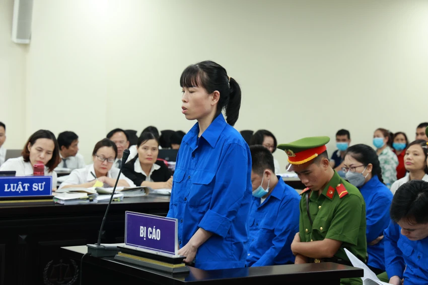Bị cáo Cao Thị Minh Thuận, người bị VKS đề nghị phạt 11-12 năm tù. Ảnh: HIẾU THIỆN Bị cáo Cao Thị Minh Thuận, người bị VKS đề nghị phạt 11-12 năm tù. Ảnh: HIẾU THIỆN