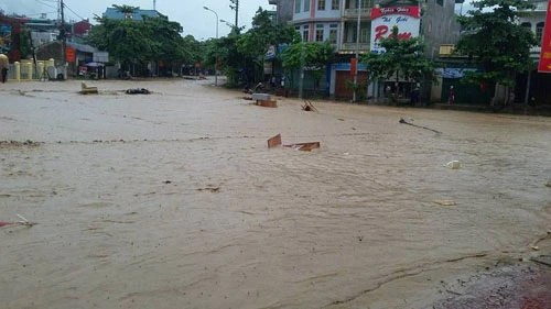 Vỡ đập Huổi Củ: Tài sản người dân trôi ra đường ảnh 3