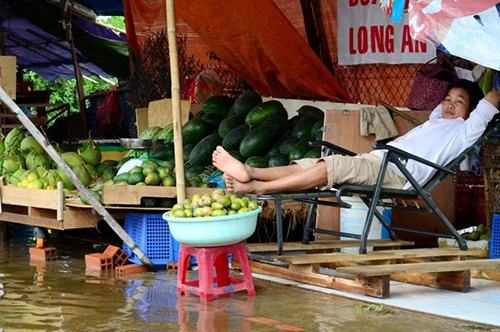 Mưa ngớt, TP.HCM còn ngập nước ảnh 10 Mưa ngớt, TP.HCM còn ngập nước ảnh 10