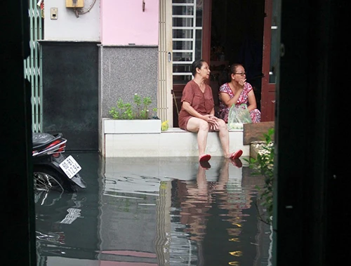 Mưa ngớt, TP.HCM còn ngập nước ảnh 6 Mưa ngớt, TP.HCM còn ngập nước ảnh 6