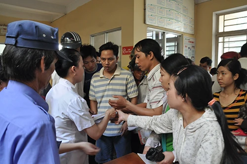 Bác sĩ các trạm y tế ít thời gian để khám, chữa bệnh ảnh 1