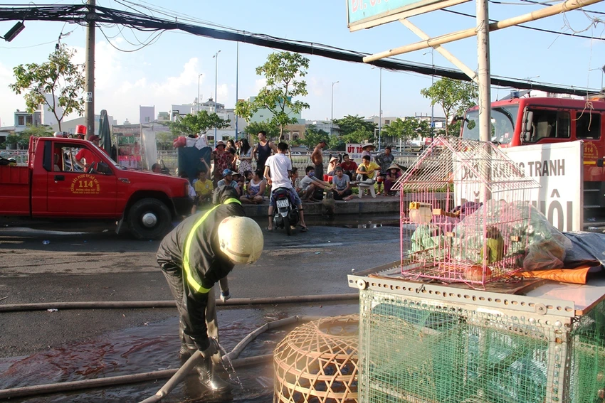 Cháy rụi dãy ki ốt ở Bến Bình Đông, một cô gái tử vong ảnh 6 Cháy rụi dãy ki ốt ở Bến Bình Đông, một cô gái tử vong ảnh 6