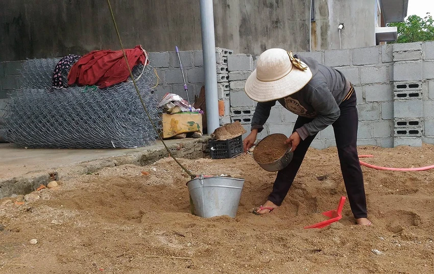Người dân đưa cát lên nóc chằng chống nhà ảnh 4
