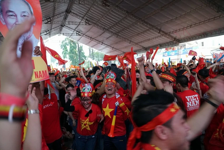 Sau bàn gỡ hòa, màn hình phố đi bộ Nguyễn Huệ tắt ngúm ảnh 2 Sau bàn gỡ hòa, màn hình phố đi bộ Nguyễn Huệ tắt ngúm ảnh 2