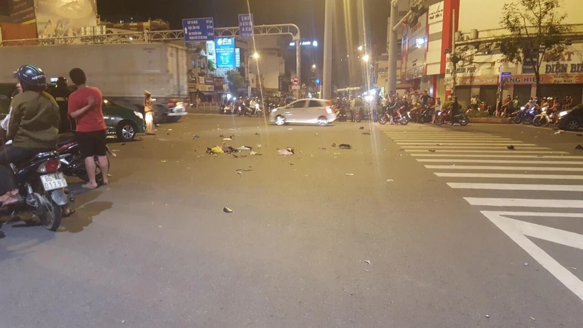 Kinh hoàng: Ô tô lao vào hàng loạt xe máy ở Hàng Xanh ảnh 2 Kinh hoàng: Ô tô lao vào hàng loạt xe máy ở Hàng Xanh ảnh 2