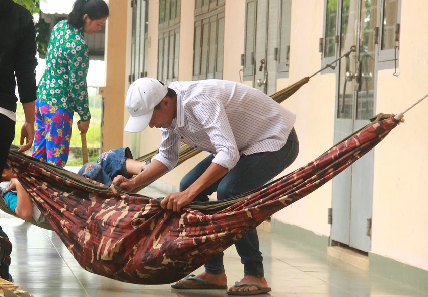 Hình ảnh người dân tránh bão số 9 ở Cần Giờ ảnh 2 Hình ảnh người dân tránh bão số 9 ở Cần Giờ ảnh 2