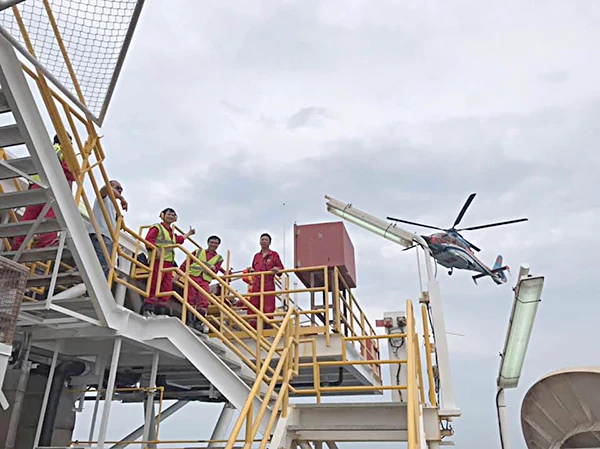Trực thăng đưa người giàn khoan vào bờ tránh bão ảnh 2