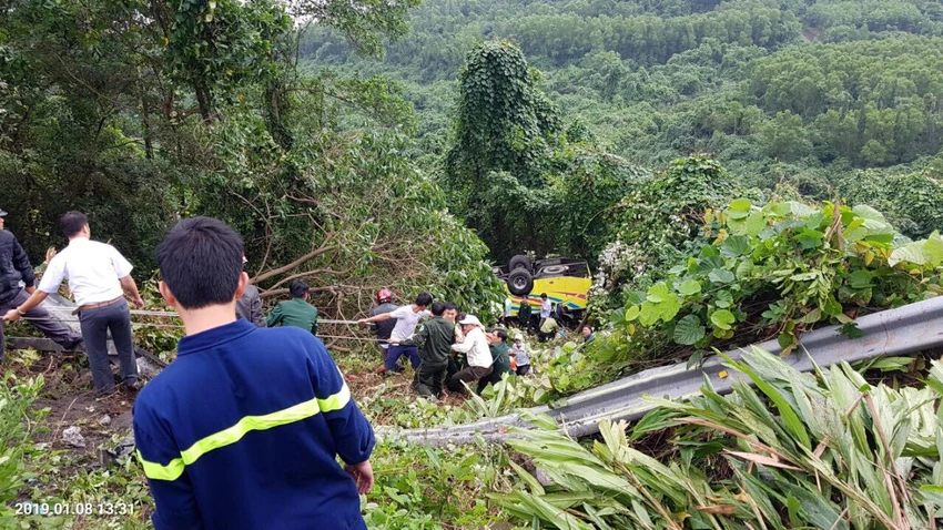 Xe khách rơi trên đèo Hải Vân, 21 sinh viên bị nạn ảnh 2