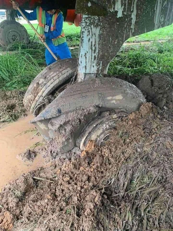 Mưa to, 1 máy bay hạ cánh trượt khỏi đường băng ở Tân Sơn Nhất ảnh 2