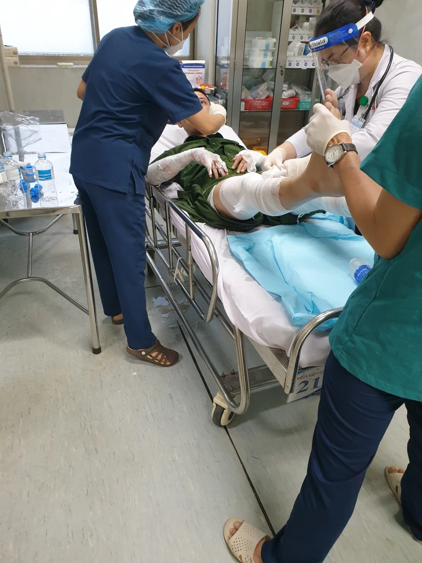 3 công an Phú Nhuận bị ném ‘bom xăng' phải nhập viện cấp cứu ảnh 3 3 công an Phú Nhuận bị ném ‘bom xăng' phải nhập viện cấp cứu ảnh 3