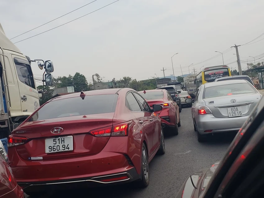 4 ô tô tông liên hoàn, xe tải lao vào nhà dân làm kẹt xe QL 20 ảnh 5 4 ô tô tông liên hoàn, xe tải lao vào nhà dân làm kẹt xe QL 20 ảnh 5