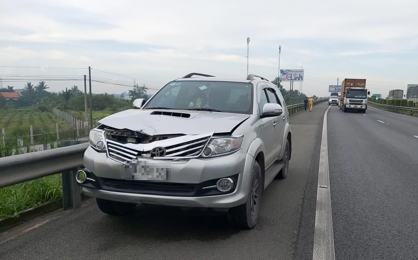 Ô tô 7 chỗ hư hỏng, nằm tại làn dừng khẩn cấp, cách thi thể người phụ nữ khoảng 100 m. Ô tô 7 chỗ hư hỏng, nằm tại làn dừng khẩn cấp, cách thi thể người phụ nữ khoảng 100 m.