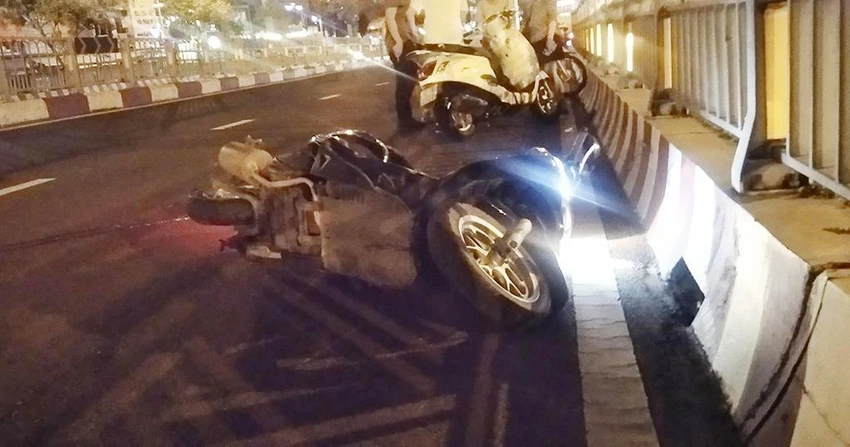 Nạn nhân được đưa đi cấp cứu trong tình trạng bị thương tích nặng. Ảnh: NY Nạn nhân được đưa đi cấp cứu trong tình trạng bị thương tích nặng. Ảnh: NY