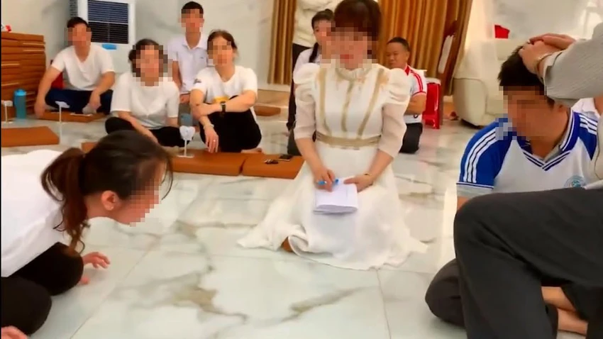 Nguyễn Thị Thương tự cho mình là "thư ký của chúa cha" để tuyên truyền mê tín dị doan Nguyễn Thị Thương tự cho mình là "thư ký của chúa cha" để tuyên truyền mê tín dị doan