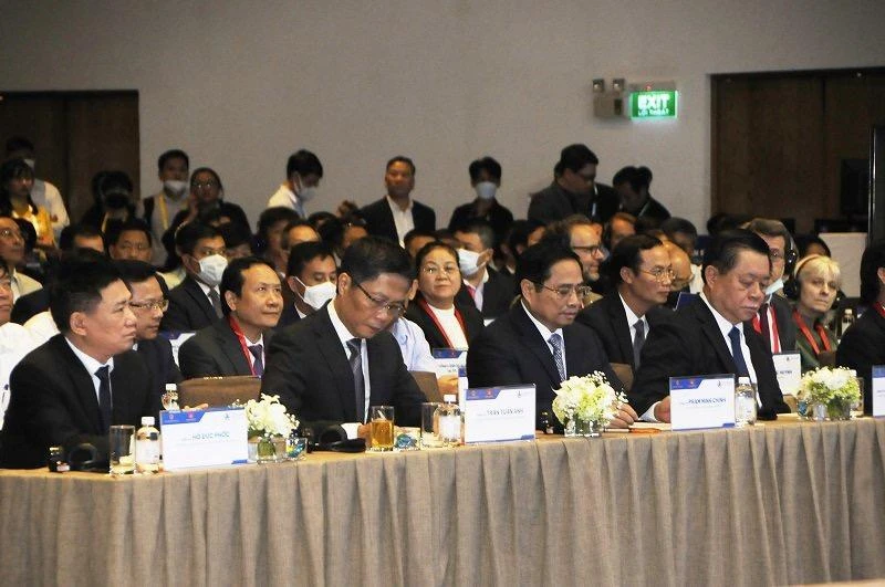Các đại biểu dự Diễn đàn kinh tế Việt Nam lần thứ 4. Ảnh: P.MINH Các đại biểu dự Diễn đàn kinh tế Việt Nam lần thứ 4. Ảnh: P.MINH