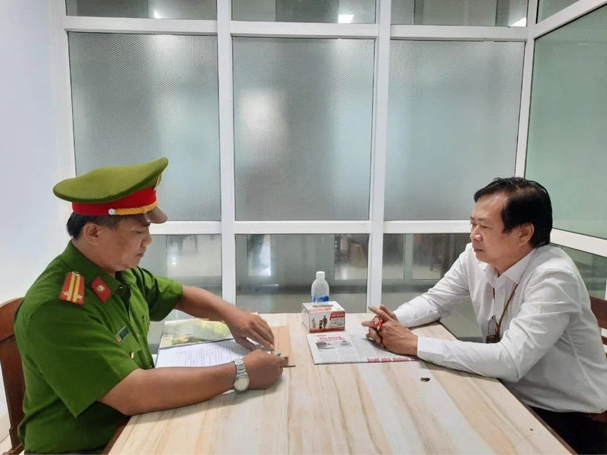 Công an làm việc với bác sĩ Tôn Thất Thạnh. Công an làm việc với bác sĩ Tôn Thất Thạnh.