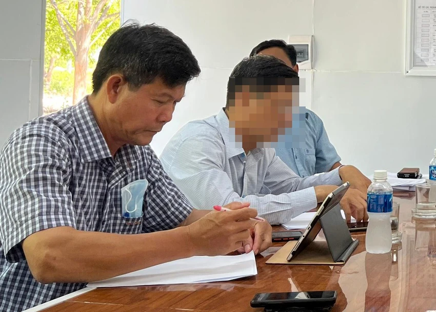 Ông Diệp Minh Xuân (bìa trái) bị đề nghị tạm dừng giao dịch tài sản. Ảnh: HH. Ông Diệp Minh Xuân (bìa trái) bị đề nghị tạm dừng giao dịch tài sản. Ảnh: HH.